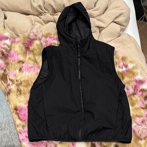 Aritzia TNA the pillow puff packable vest